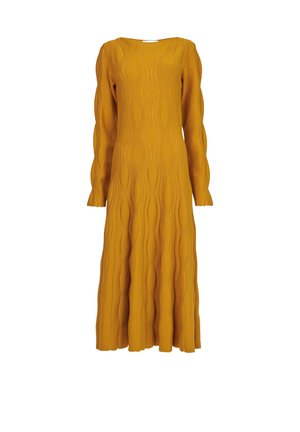 Vestido de punto color mostaza con mangas largas y onduladas, patrón texturizado, escote redondo y falda acampanada que llega hasta la mitad de la pantorrilla.