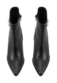 Zwarte leren enkellaarsjes met een spits toelopende neus, ritssluiting en decoratieve metalen accenten nabij de hiel. Gladde textuur en strak ontwerp.
