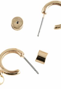 Orecchini a cerchio in tono dorato con un design curvo, una finitura lucida e un accento sferico, dotati di chiusure rimovibili per una vestibilità sicura.