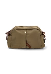 Bolso de mano de nylon verde oliva con cierre de doble cremallera, detalles en cuero marrón y bolsillos laterales. Textura suave con detalles de costura mínimos.