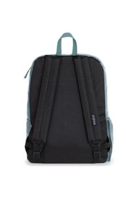 Plecak z czarnego materiału, z wyściełanymi paskami i niebieskim dnem. Posiada siateczkową boczną kieszeń; prosty design, bez widocznych wzorów czy elementów metalowych.