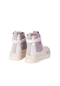 Sneaker alte con design in pelle bianca e suede grigio. Presentano un tessuto grigio con motivi a stella rosa e fascette elastiche bianche.