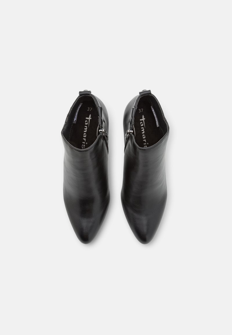 Bottines en cuir noir avec un bout pointu, fermeture éclair sur le côté et texture lisse. Taille 37 indiquée à l'intérieur.