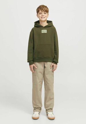 Grön huvtröja med framficka och logotypemblem, kombinerad med beiga cargobyxor med sidofickor och avslappnad passform. Vita sneakers med detaljer.