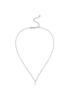 Collier fin en chaîne argentée avec un petit pendentif clair en forme de marquise et un fermoir d’extension réglable sur fond blanc.
