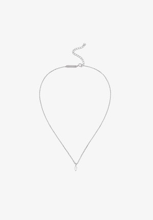 Collier fin en chaîne argentée avec un petit pendentif clair en forme de marquise et un fermoir d’extension réglable sur fond blanc.