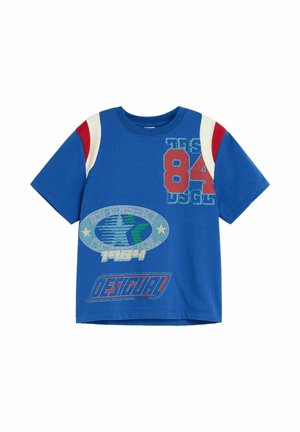 T-shirt blu a maniche corte con strisce rosse e bianche sulle spalle, caratterizzata da stampe che includono "84", un emblema a stella e il logo "Desigual".