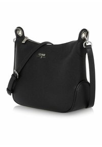 Czarna skórzana torebka na ramię z regulowanym paskiem, srebrnym zamkiem błyskawicznym i małym metalowym logo z przodu.