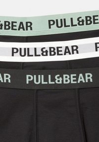 Boxeri negri cu trei benzi elastice în verde, alb și negru, având numele de marcă "PULL&BEAR" scris cu litere mari.