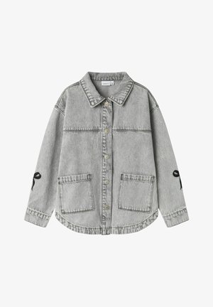 Lysegrå denimjakke med forreste knapper, to store forlommer, krave og sorte broderede sløjfer på begge ærmer.