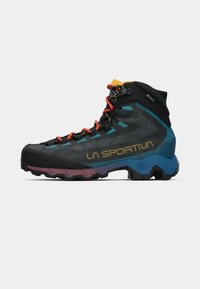 Črne in modre pohodniške čevlje La Sportiva z rdečimi vezalkami, rumenim jezikom in robustnim podplatom, ki nosijo oznako Gore-Tex vodoodporne.