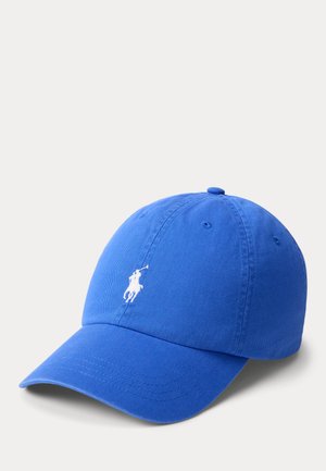 Casquette de baseball bleue avec une visière incurvée et un logo brodé blanc représentant un joueur de polo sur le panneau avant, sur un fond clair.