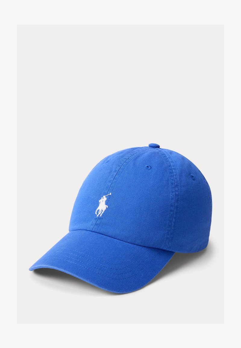 Casquette de baseball bleue avec une visière incurvée et un logo brodé blanc représentant un joueur de polo sur le panneau avant, sur un fond clair.