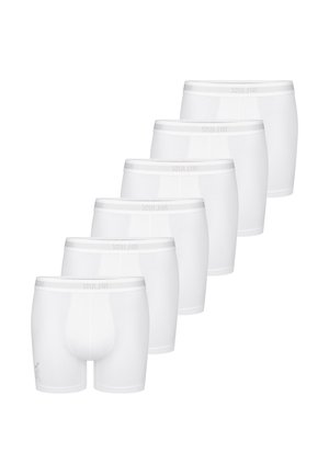 Sechs Paare schlichte weiße Herrenboxershorts diagonal gestapelt, jeweils mit passendem weißem Bund und dezentem Markenschriftzug.