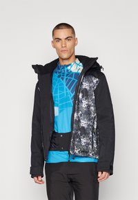 Jachetă exterioară neagră cu căptușeală în model de camuflaj, având un glugă, fermoare și un strat de bază albastru cu model dedesubt. Design slim fit.