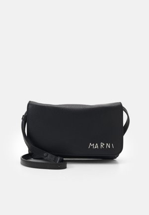 Bolso cruzado de cuero negro con superficie texturizada, cierre de solapa y correa ajustable. Presenta el logo grabado "MARNI" en plata.