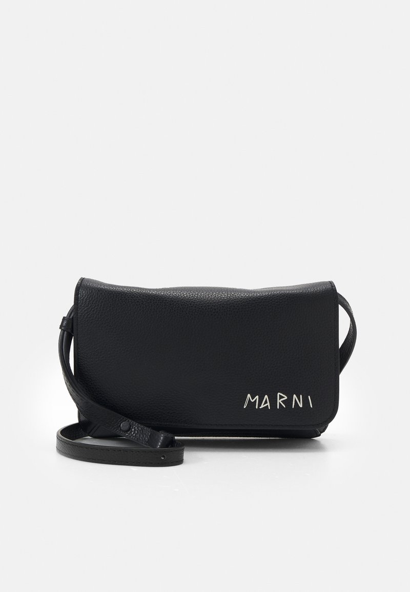 Bolsa de crossbody em pele preta com superfície texturizada, fecho com aba e alça ajustável. Apresenta o logótipo em relevo "MARNI" em prata.