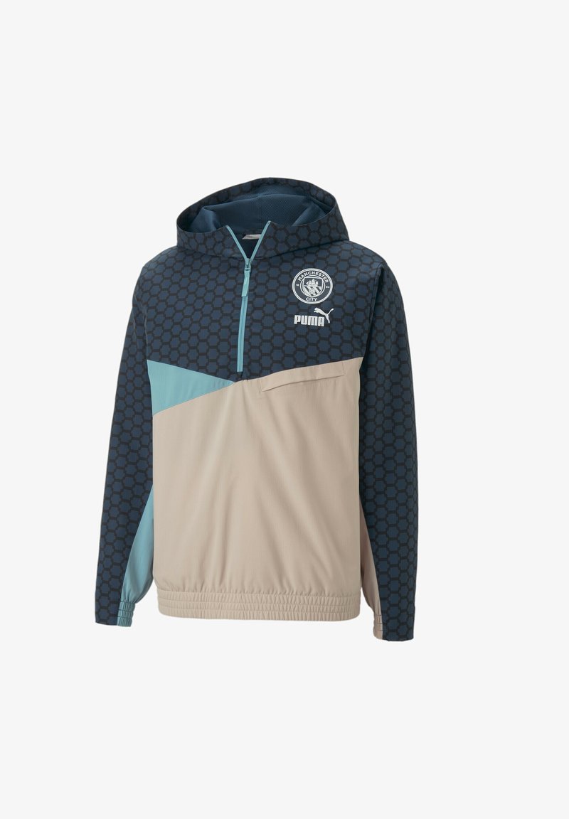 Cazadora con capucha de Puma que presenta un patrón geométrico en navy, panel frontal beige, cuello con cremallera y cinturilla elástica para un ajuste ceñido.