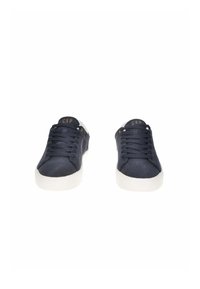 Sneaker blu navy con tomaia testurizzata, suola in gomma bianca e design con lacci; presenta il logo "GAP" in oro sulla linguetta.