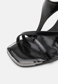DKNY AUDREY ANKLE STRAP - Páskové sandály  - black