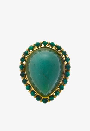 Ring in Tropfenform mit einem großen grünen Stein, umgeben von einem goldenen Band mit kleinen grünen Akzentsteinen. Glatte Textur und polierte Oberfläche.