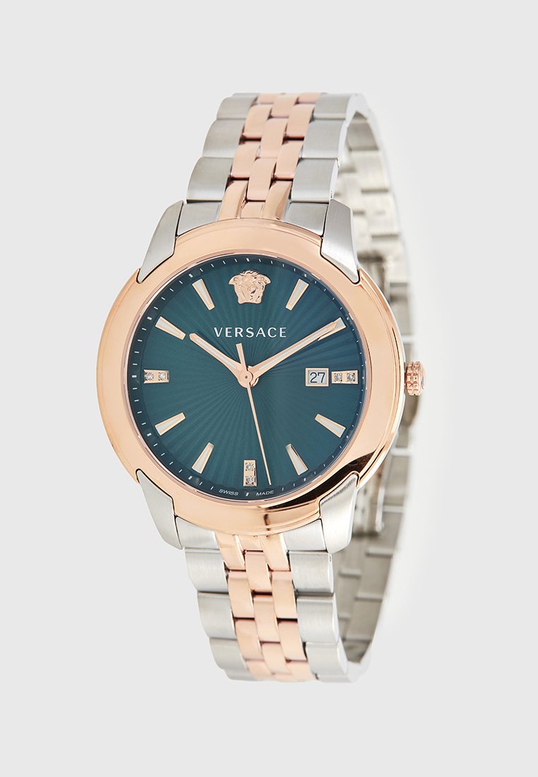 Reloj Versace con una esfera verde azulado, correa de acero inoxidable en tono oro rosa y plateado, presenta marcadores de índice, pantalla de fecha y el logo de Medusa.