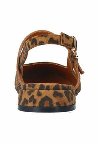 Sandal im braun-schwarzen Leopardenmuster mit Wildledertextur, offener Ferse, verstellbarem Knöchelriemen und flacher schwarzer Sohle.