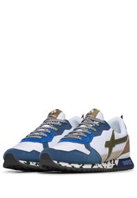 Zapatillas deportivas azul y blanco con detalles en ante, cordones estampados y un logo metálico dorado. Presenta una suela de goma con una textura antideslizante.