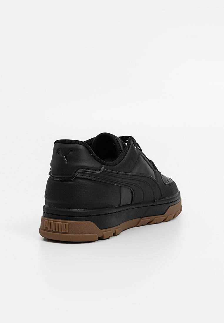Czarne skórzane sneakersy z wyściełanym kołnierzem, teksturowanym detale, logo z boku oraz brązową gumową podeszwą.