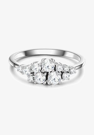 Srebrn prstan z več okroglimi, prozornimi dragulji razporejenimi v grozdu. Gladek pas s pritrjevanjem s klini in poliranim finišem.