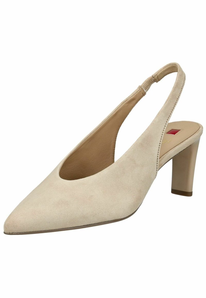 Zapato de tacón slingback de ante beige con punta afilada, medio abierto y tacón bloque de altura media. Textura suave con acentos mínimos.