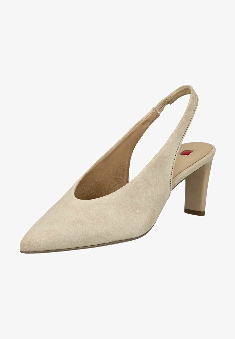 Zapato de tacón slingback de ante beige con punta afilada, medio abierto y tacón bloque de altura media. Textura suave con acentos mínimos.