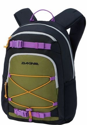 Schwarzer und olivgrüner Dakine-Rucksack mit lila Trägern, orangen Spanngurten, Frontreißverschlusstasche und gepolsterten Schultergurten.
