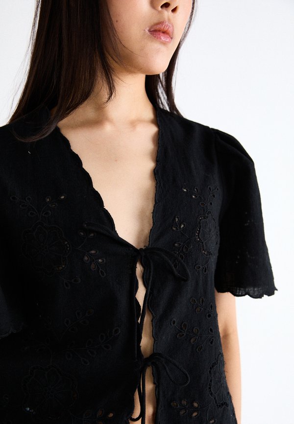 SCALLOP EDGE  - Blouse3