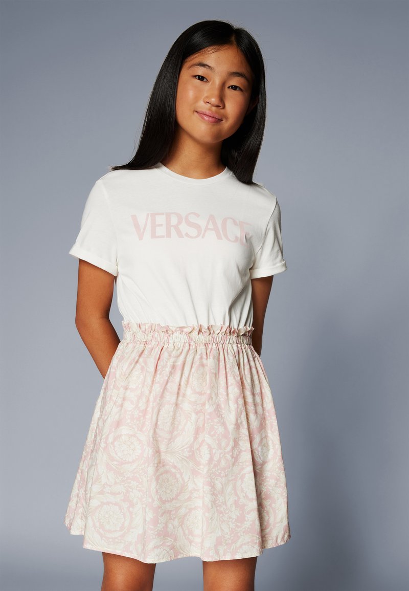 Versace DRESS POP LEGGERO BAROCCO KIDS LOGO - Džersio suknelė - bianco/rosa