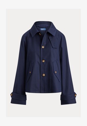 Jachetă albastru marin din țesătură ușoară, având un guler ascuțit, nasturi aurii, două buzunare frontale și manșete suflecate.