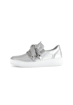 Silberne Metallic-Sneaker mit glatter Oberfläche, übergroßen grauen Schnürsenkeln und einer weißen Gummisohle mit vertikalen Rillen für besseren Halt.