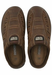 Braune Slipper aus strukturiertem Leder mit kontrastierenden Nähten und mehreren Belüftungsöffnungen. Mit Markenlabels und gepolsterten Einlegesohlen ausgestattet.
