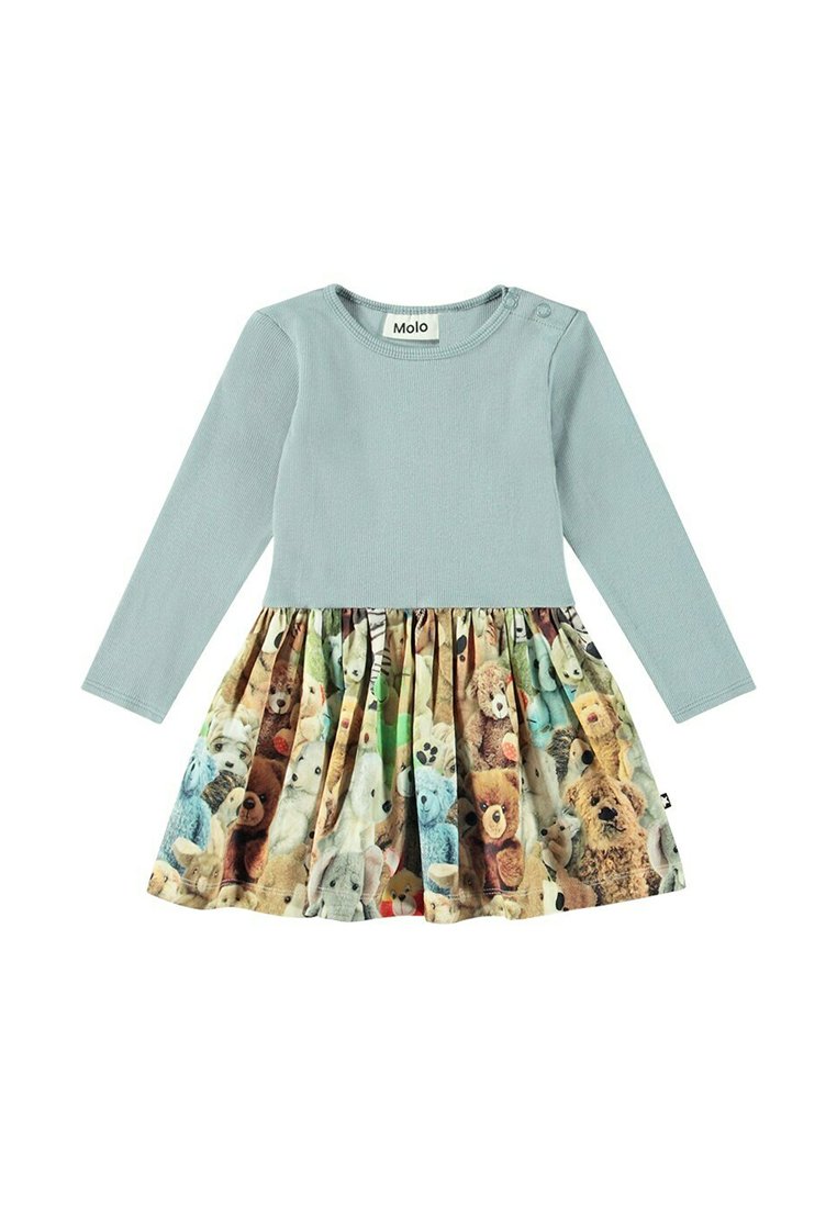 Ljusblå långärmad klänning med ribbat liv, som har en färgglad björntryckt plisserad kjol. Märken och knapppdetalj nära axeln.