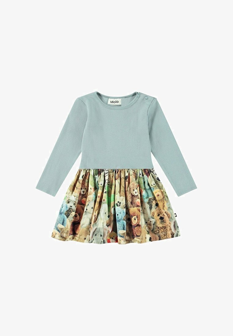 Ljusblå långärmad klänning med ribbat liv, som har en färgglad björntryckt plisserad kjol. Märken och knapppdetalj nära axeln.