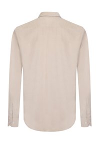 Beige langærmet skjorte med klassisk krave, afrundet kant og knapmanchetter. Glat stof med subtil tekstur. Set bagfra.