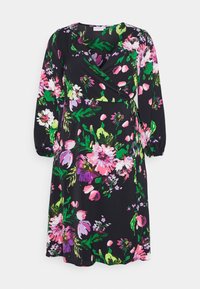 Černé zavinovací šaty s živými květinovými vzory v růžové, fialové a zelené barvě. Dlouhé rukávy s elastickými manžetami a ozdobným páskem v pase.