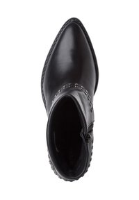 Černá kožená kotníková bota s špičatou špičkou, bočním zipem a stříbrnými hřebíčky podél kotníku. Hladká textura s úzkým profilem.