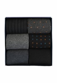 Sechs Paar Socken in einer blauen Box. Die Materialien umfassen verschiedene dunkle Farben mit Mustern: Streifen, Punkte und strukturierte Webarten.