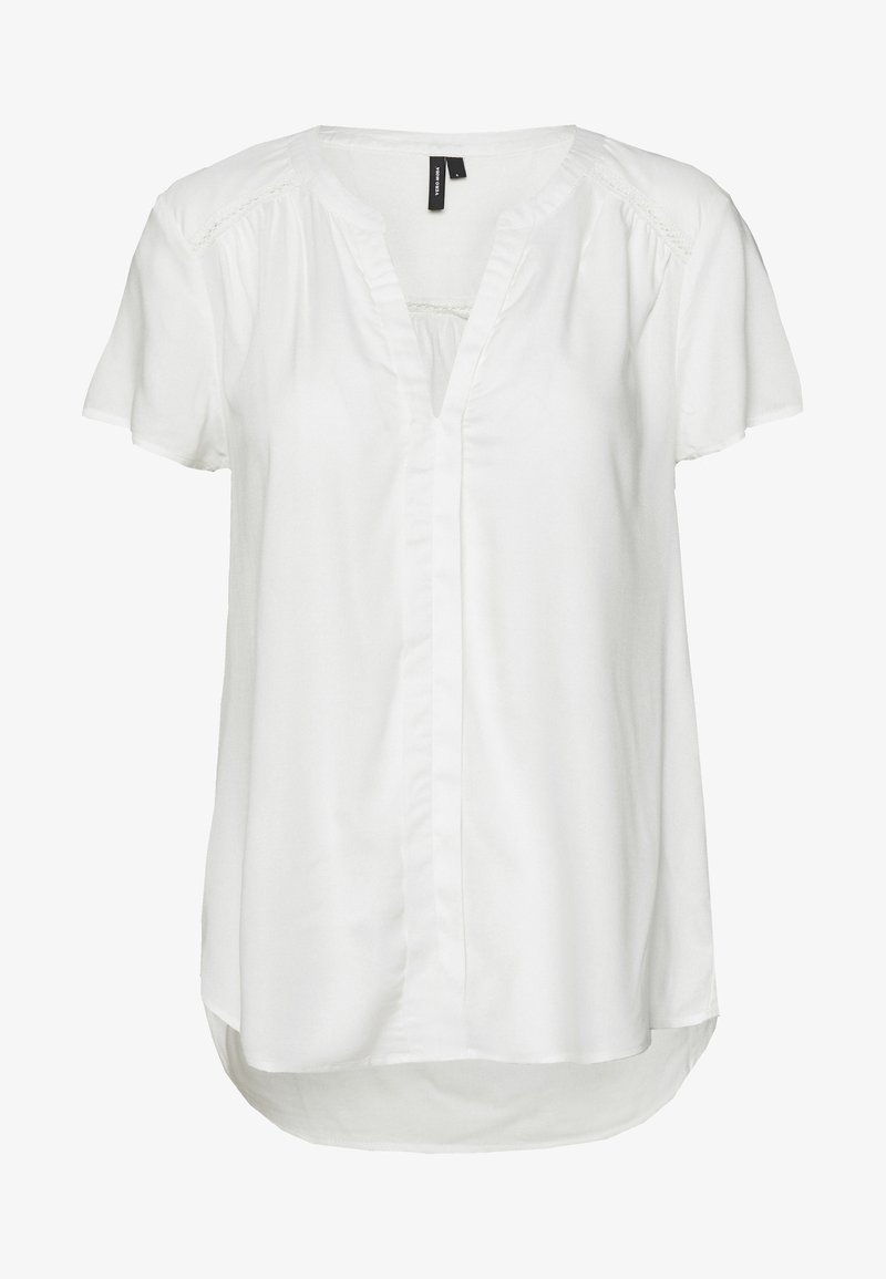 Blouse blanche à manches courtes avec col en V, coupe ample, plis subtils aux épaules et ourlet légèrement arrondi.