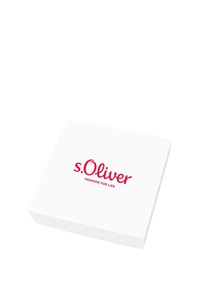 Caja rectangular blanca con una superficie lisa. La tapa presenta un logo rojo brillante: "s.Oliver" sobre "FASHION FOR LIFE." Diseño minimalista.
