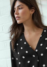Next LONG SLEEVE OVERHEAD V-NECK - Camicetta - black white spot