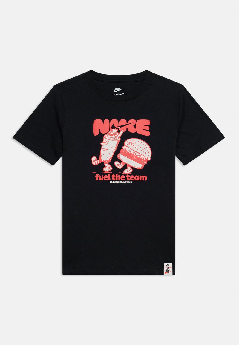 Camiseta negra de manga corta con dibujo animado rojo de una hamburguesa caminando y una bebida, con el texto "NIKE fuel the team to fulfill the dream" en el frente.
