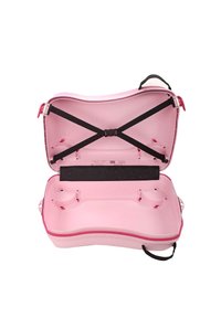 Valigia rigida rosa con un design curvo. L'interno presenta cinturini neri e compartimenti, una texture liscia e chiusura con zip.