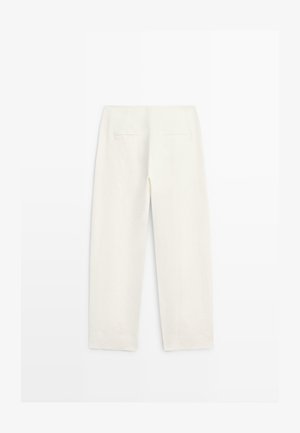 Bílé kalhoty s rovnými nohavicemi s dvěma zadními vsazenými kapsami, zobrazené naležato a z pohledu zezadu.